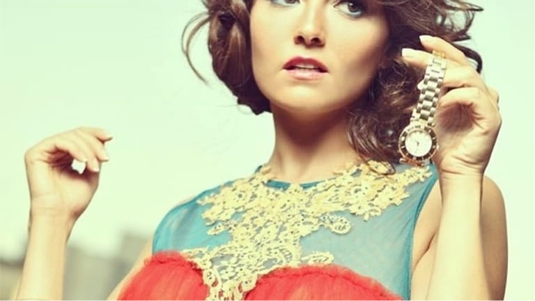 هكذا برّرت الفنانة العربية صورتها مع ممثل الأفلام الإباحية