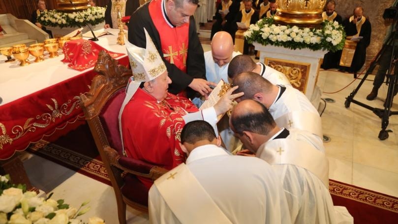 بالصور: ناصيف زيتون باكياً في وداع والده الأخير