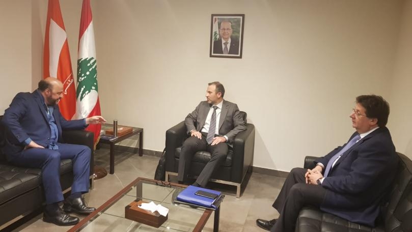 صور عفوية لكريستينا أغيليرا وطفليها