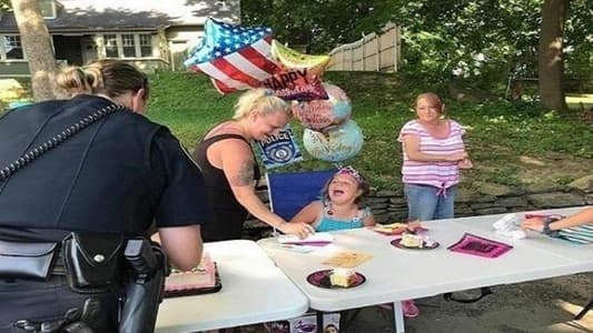 لم يحضر أصدقاؤها عيد ميلادها.. فتصرّفت الشرطة
