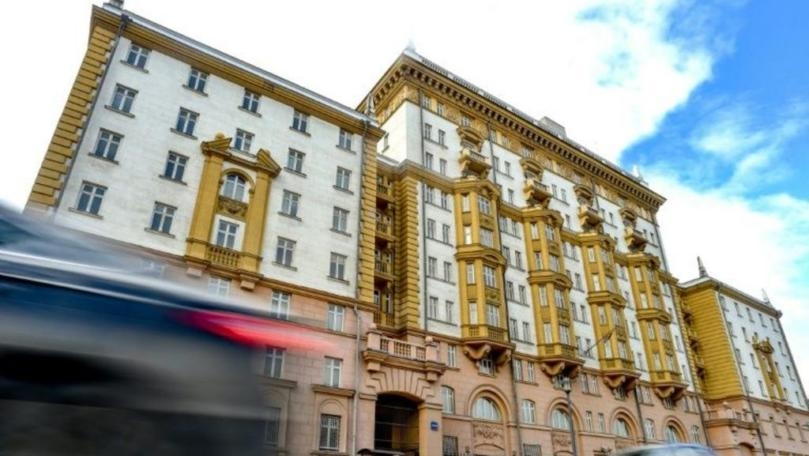 بالصور: الفنانة اللبنانية تحتفل بطلاقها وسط أصدقائها