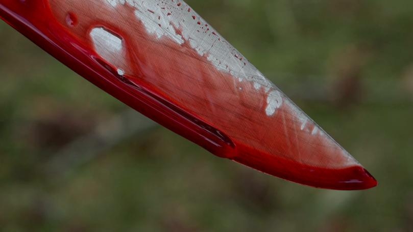 بالفيديو: طعنه وطعنها وفرّ...