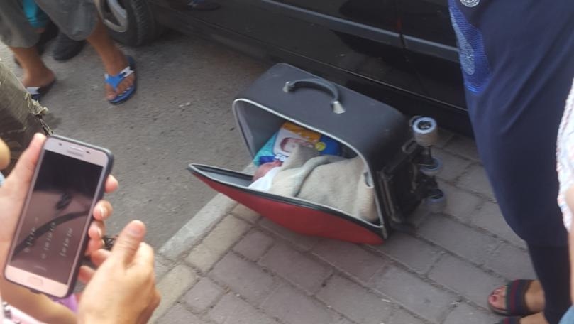 بالصورة: والدا منى أبو حمزة يثيران الجدل