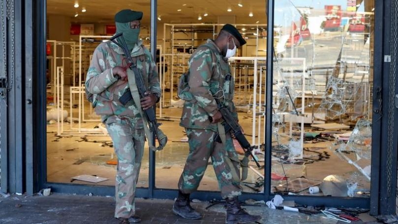 10 bodies found at looted S.African mall following stampede