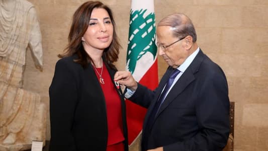 الرئيس عون منح السيدة نادين محاسب وسام الإستحقاق تقديراً لعطاءاتها في خدمة المؤسسة العسكرية