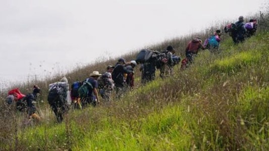 Central American migrants resume their march towards U.S. border - MTV ...