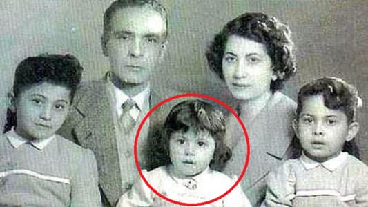 صورة نادرة من طفولة النجمة اللبنانية... فمن هي؟