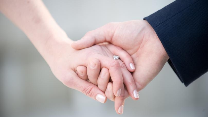 بالصورة: سلمى حايك تصدم متابعيها بشعرها الشايب