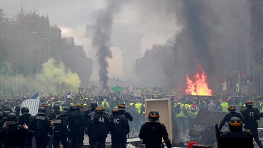 ‏الشرطة الفرنسية تطلق الغاز المسيل للدموع على متظاهري السترات الصفر‬ قرب القصر الرئاسي