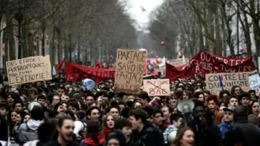 إصابة 10 متظاهرين من السترات الصفر بعد اشتباك مع الشرطة الفرنسية