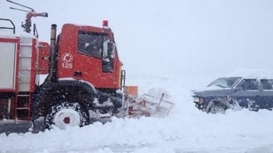 الدفاع المدني تعمل على فتح طرقات غمرتها الثلوج