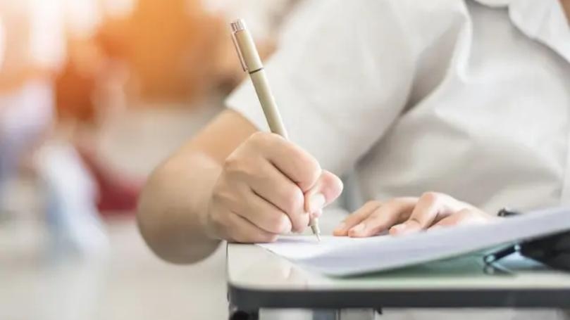 الجدل حول امتحانات "الثانوية العامة": من "يثقّل" المواد؟