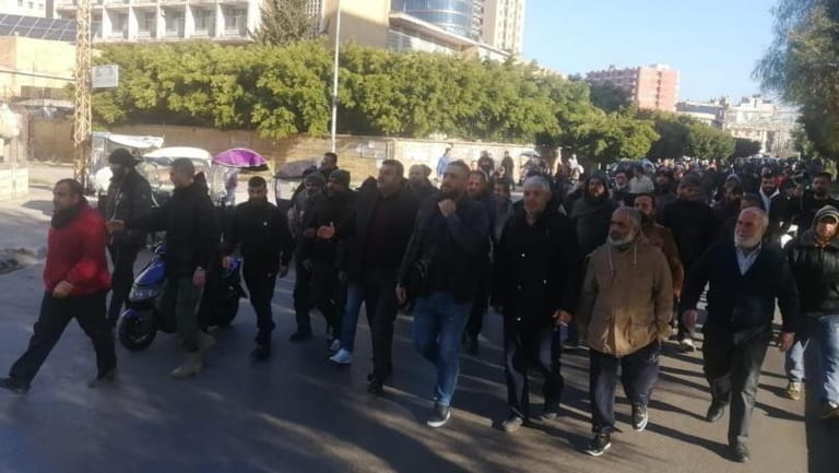 اعتصام أمام مصرف لبنان في طرابلس... وإحراق إطارات