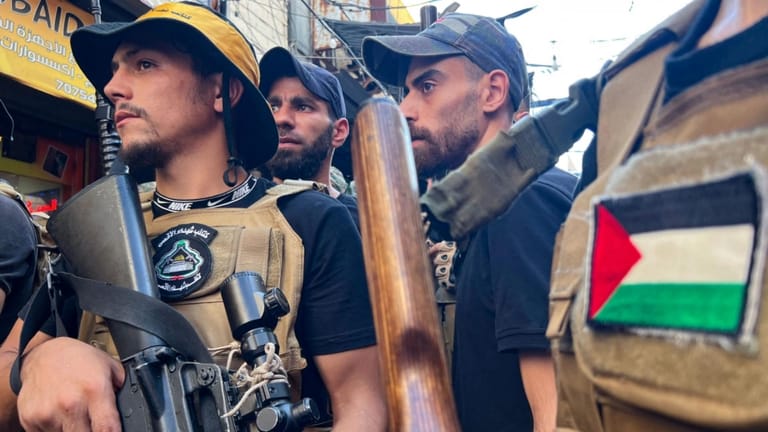 صراع أجنحة فلسطيني - فلسطيني يمنع تسليم السلاح؟!