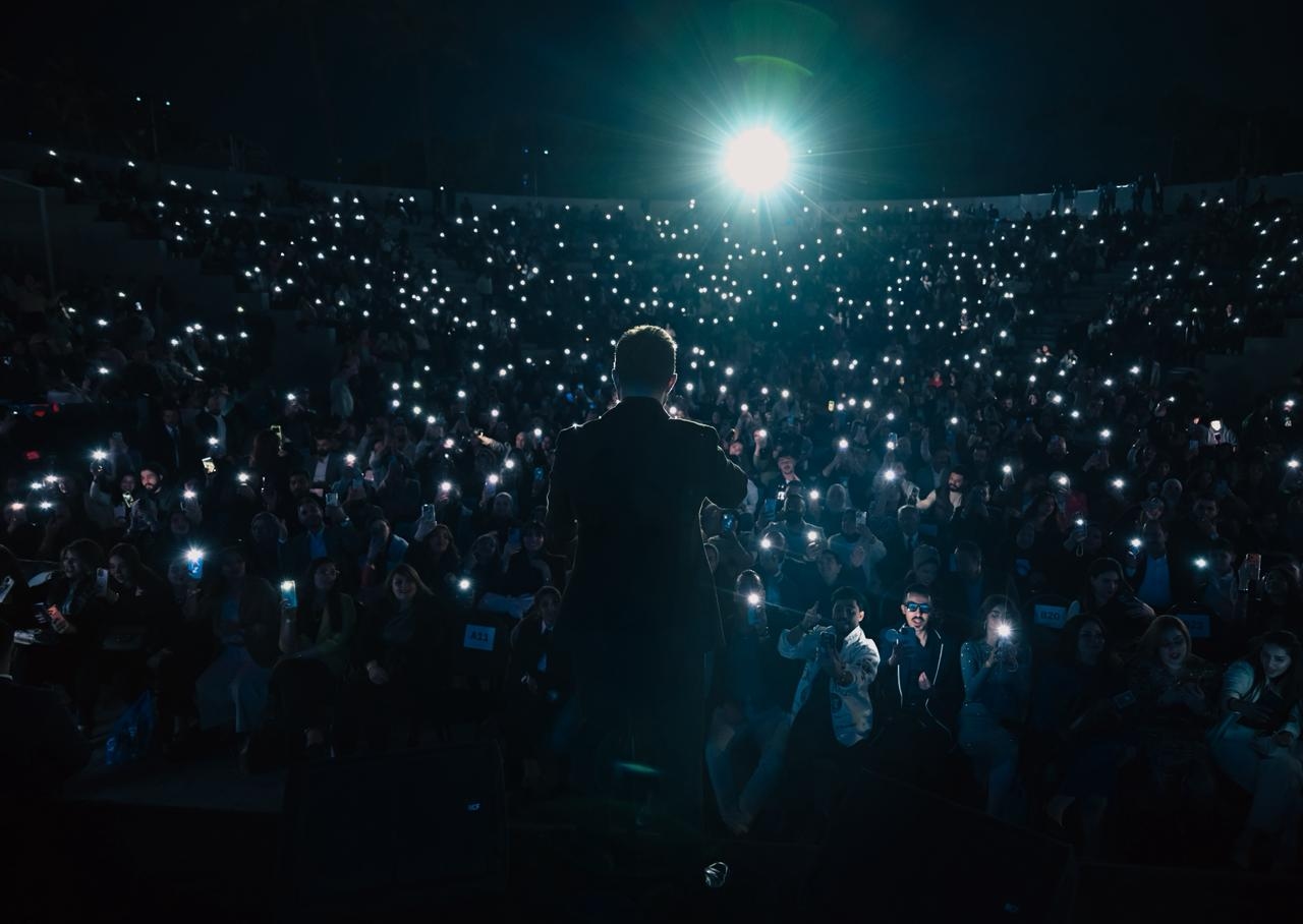 بعد ثمانية أعوام من الانتظار… بغداد تحتفي بعودة سيف نبيل بحفل جماهيري ضخم