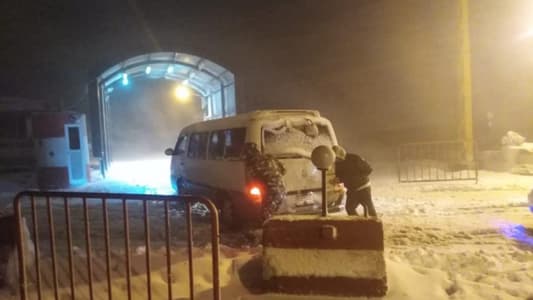 بالصور: عناصر حاجز ضهر البيدر يساعدون المواطنين العالقين بالثلوج 