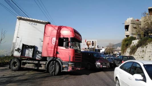"التحكم المروري": تعطّل شاحنة في عاريا باتجاه ضهور العبادية وحركة المرور كثيفة في المحلة
