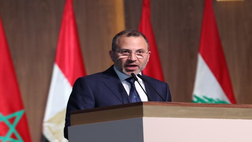 بالصورة: باسم ياخور في عطلة "بعيدة" مع زوجته