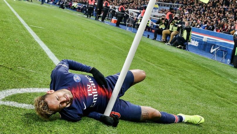 هل سيغيب نيمار عن مواجهة مانشستر يونايتد؟