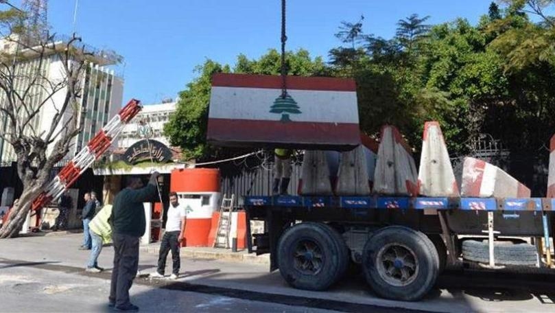 من أزال الحواجز: الحسن أم المشنوق؟