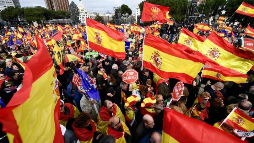 Thousands protest in Madrid against government's Catalonia policy