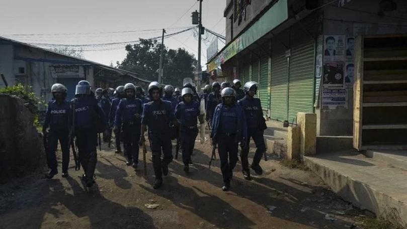Hard-line militants injure dozens in attack on minority Muslims in Bangladesh