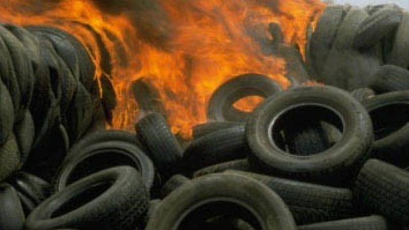 Families of Qobbeh inmates set tires ablaze