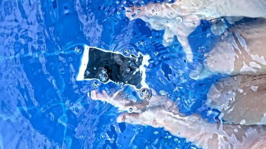 4 خطوات لإنقاذ هاتفك في حال وقوعه في الماء