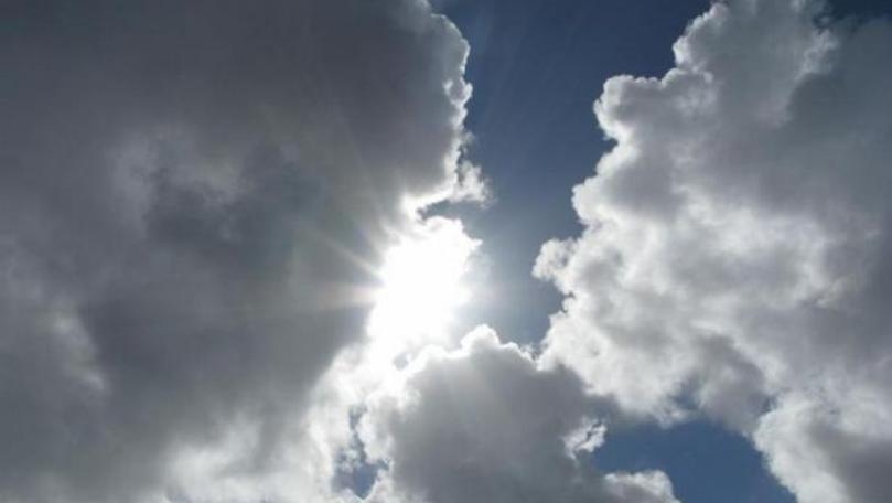 Weekend weather cloudy with slight rise in temperatures