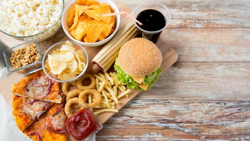 ما العلاقة بين الوجبات السريعة والأمراض العقلية؟