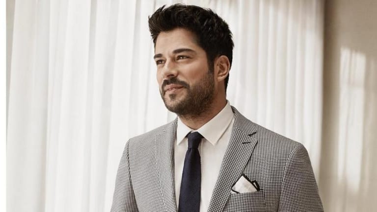 بالصورة: بوراك أوزجيفيت برفقة شقيقته... فهل تشبهه؟