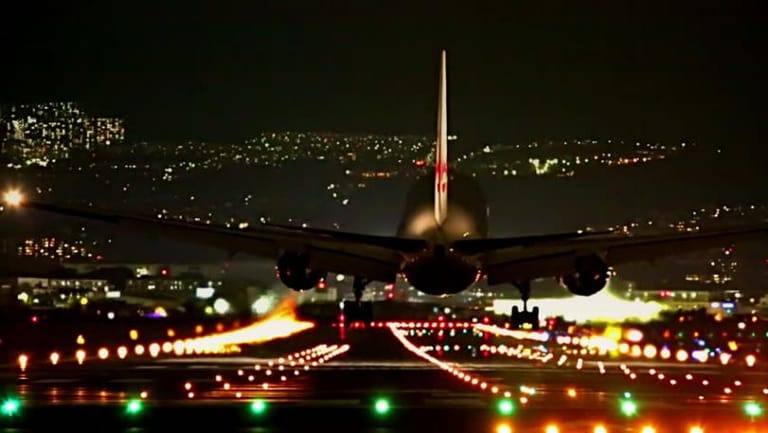 رائحة كريهة تجبر طائرة على الهبوط!