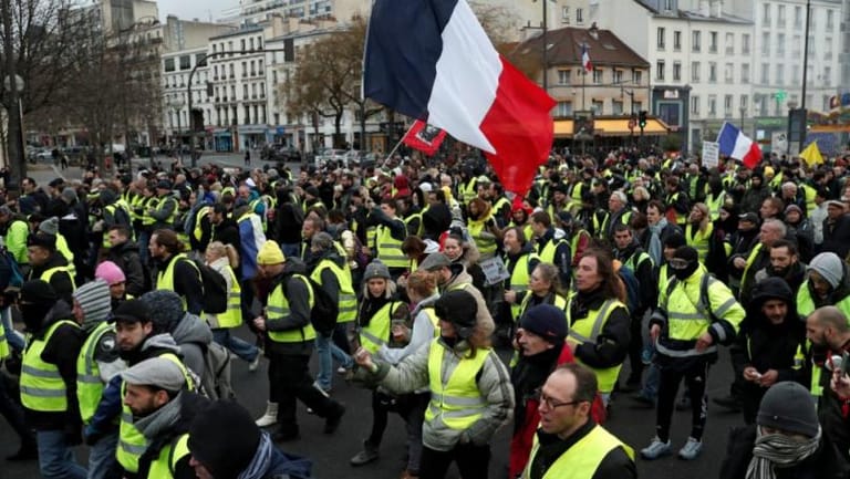 محتجو "السترات الصفراء" يتظاهرون في باريس وعدد من المدن الفرنسية للسبت الـ 16 على التوالي