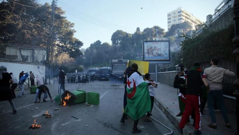 الجزائر: "نصف تنازل" يعني "نصف حلّ"