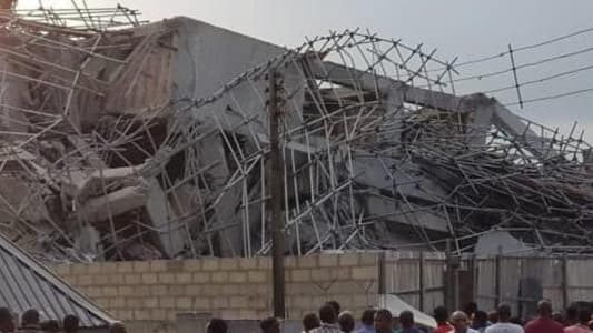 "أ.ف.ب": "10 أطفال على الأقل" عالقون تحت انقاض مبنى تعرض للانهيار في لاغوس