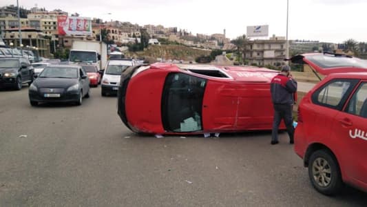 بالصورة: تصادم بين سيارتين وانقلاب إحداها على اوتوستراد الرميلة باتجاه بيروت والأضرار مادية وحركة المرور كثيفة