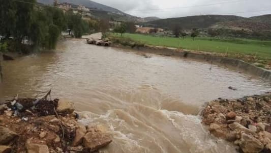 الأمطار تسببت بأضرار وفيضان نهر الزهراني