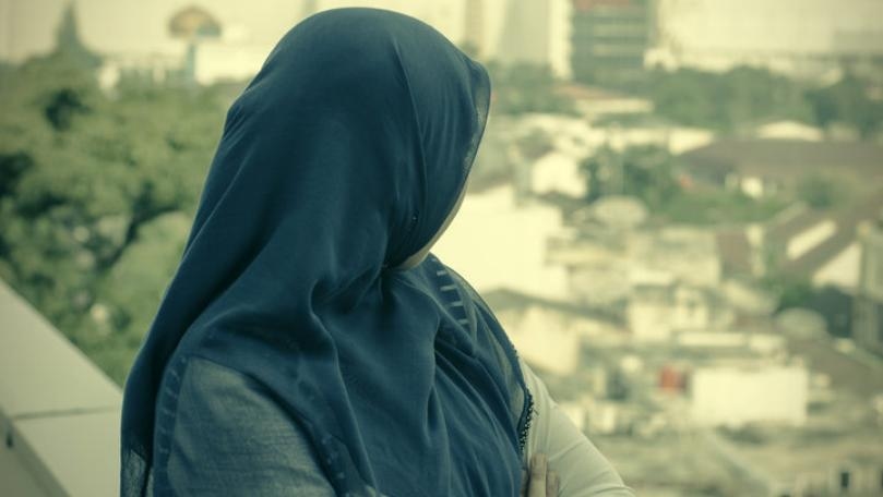 بالصورة: الممثلة العربية تخلع الحجاب بعد 25 عاماً 
