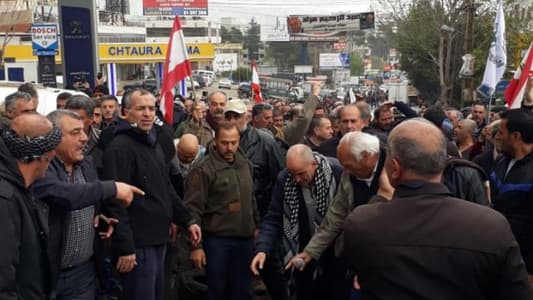 العسكريون المتقاعدون قطعوا طريق شتورا - بيروت 