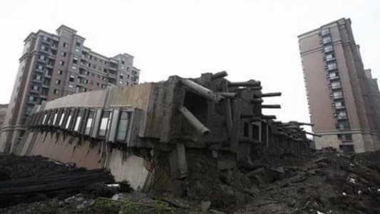 "أ.ف.ب": 10 أشخاص على الأقل عالقين تحت الأنقاض بعد انهيار مبنى في شنغهاي 
