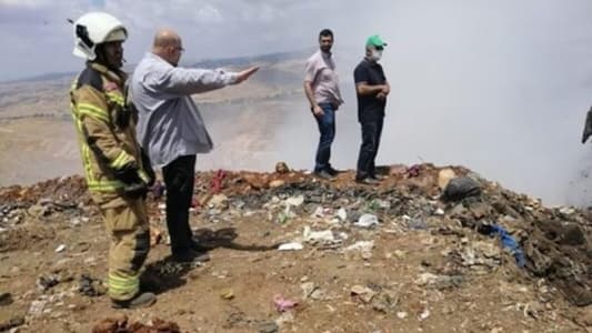 اطفاء الحريق في مكب النفايات التابع لبلدة شقرا