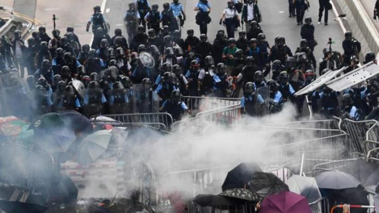 أ.ف.ب: متظاهرون يحاولون اقتحام البرلمان في هونغ كونغ