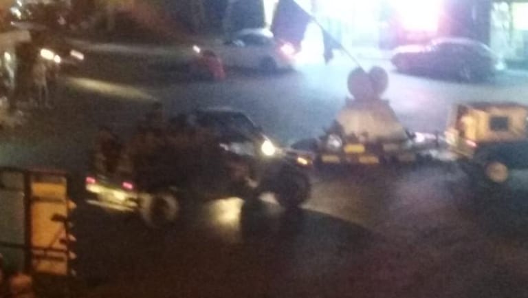 بالصورة: قوّة من الجيش اللبناني تنفّذ مداهمات في منطقة البساتين بحثاً عن متّهمين بإطلاق النار على موكب الوزير صالح الغريب