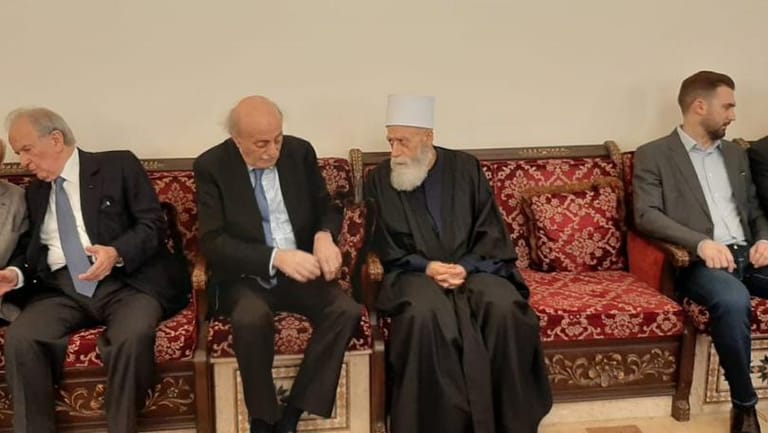 وصول وليد جنبلاط وتيمور جنبلاط إلى دار الطائفة الدرزية لتقديم التعازي بالشيخ زين الدين