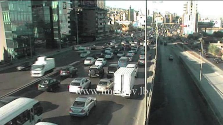 "التحكم المروري": حركة المرور كثيفة من النقاش باتجاه جل الديب وصولاً الى الزلقا