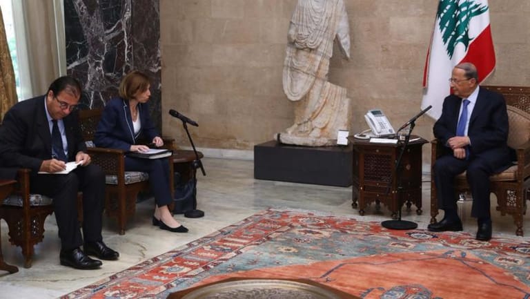 الرئيس عون استقبل وزيرة الدفاع الفرنسية فلورانس بارلي على رأس وفد مرافق بحضور السفير الفرنسي في​ لبنان برونو فوشيه وبحث معهم في العلاقات الثنائية بين البلدين
