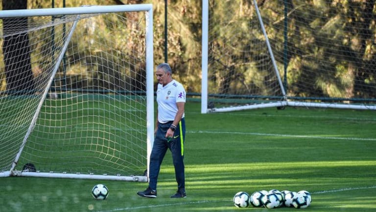 قبيل "كلاسيكو الأرض"... مدرب البرازيل لا ينام!