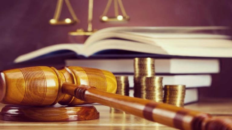 ماذا يحصل بين القضاة والمحامين؟