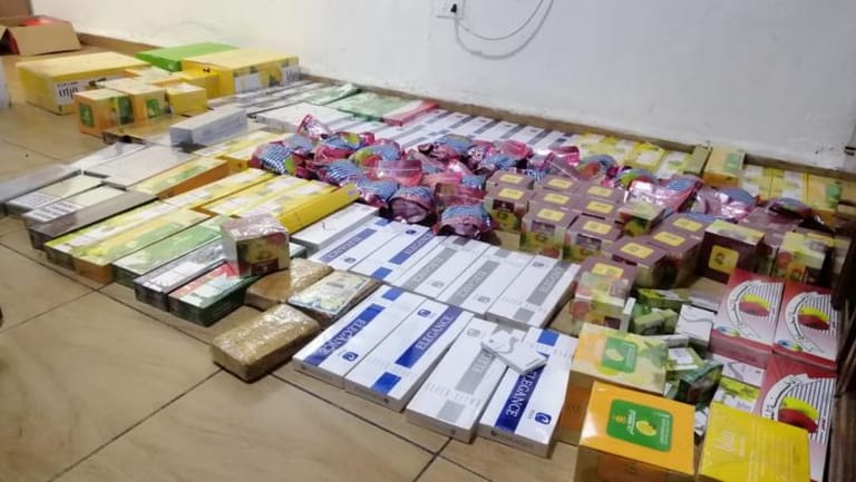 توقيف فلسطينيين يبيعان سجائر وتنباك مهربة