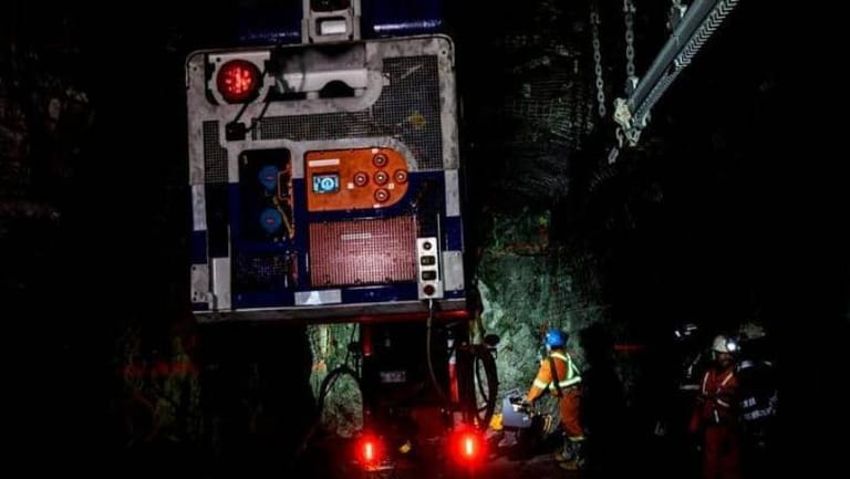 عمّال عالقون في منجم على عمق ألف متر